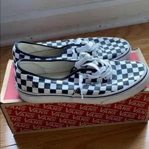 Low top, checkerboard Vans